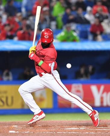 ６回、死球を受けるファビアン（撮影・開出牧）