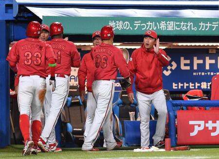 ６回、板倉将吾の走者一掃の左越え適時二塁打で生還した中村奨（９６）らとタッチを交わす新井監督（右端）＝撮影・開出牧