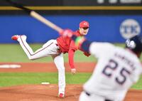 １回ヤクルト１死、サンタナ（手前）を空振り三振に仕留める広島・森下暢仁＝神宮球場（撮影・開出牧）