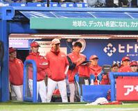 １回、佐々木のショートへのタイムリー内野安打がビデオ判定でアウトとなり、先制とはならずぶ然とした表情の新井監督（左から３人目）＝撮影・開出牧