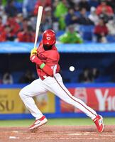 ６回、死球を受けるファビアン（撮影・開出牧）