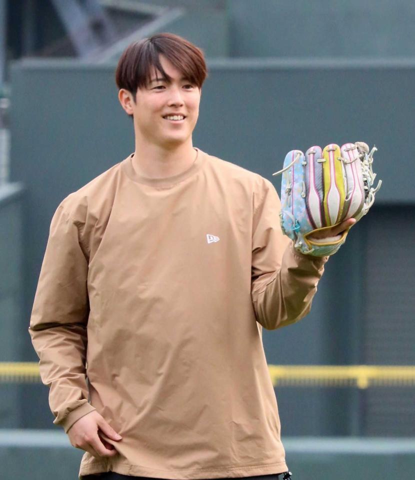 キャッチボール中に笑顔を見せる森下（撮影・市尻達拡）　