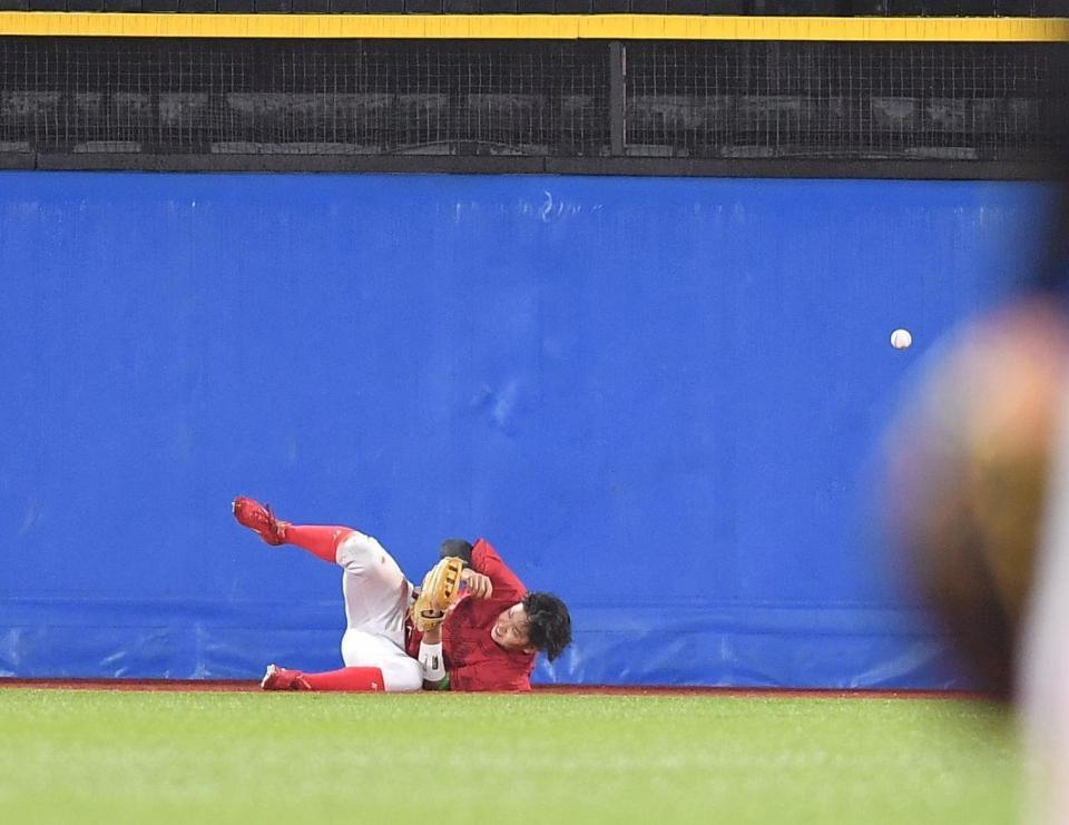 ４回、オスナの中越えソロに飛びつくが捕れず転倒する平川（撮影・開出牧）