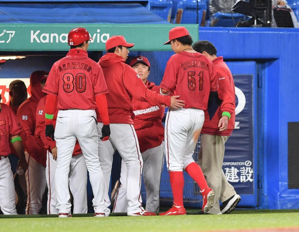 ４回、オスナの中越えソロの打球に飛びつくが捕球できず転倒。負傷退場する平川（撮影・開出牧）