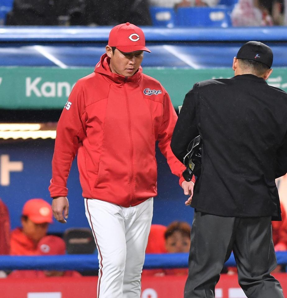 ５回、投手交代を告げる新井監督（撮影・開出牧）