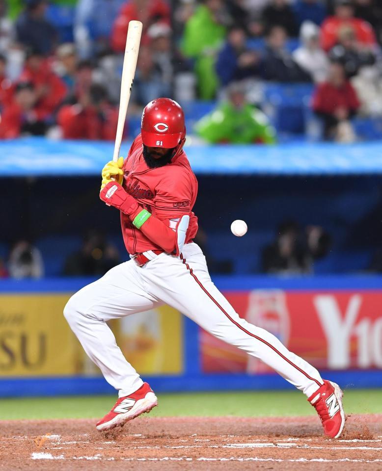 ６回、死球を受けるファビアン（撮影・開出牧）