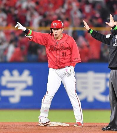 ６回、３点二塁打を放つ坂倉（撮影・開出牧）　