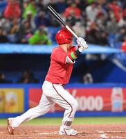 ６回、３点二塁打を放つ坂倉（撮影・開出牧）　