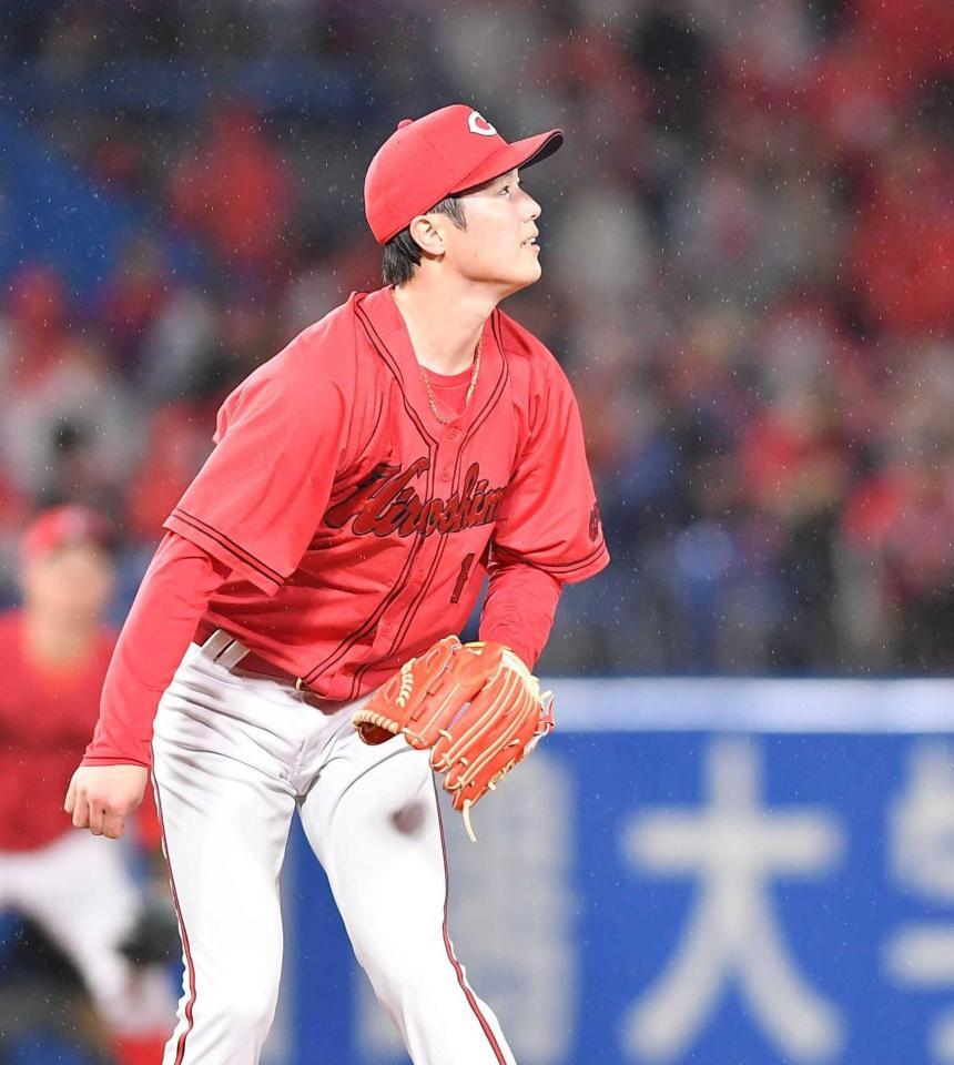 ４回、オスナにソロを打たれ打球を見つめる森下（撮影・開出牧）　