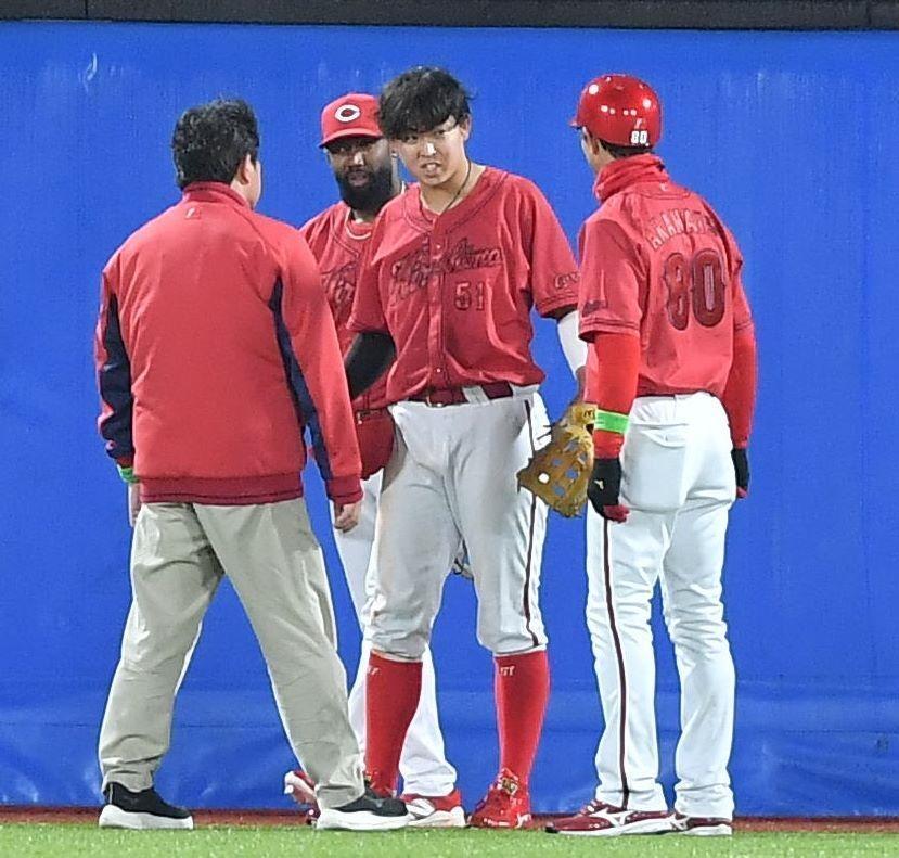 ４回、オスナの中越えソロに飛びつき負傷した平川（中央）＝撮影・開出牧