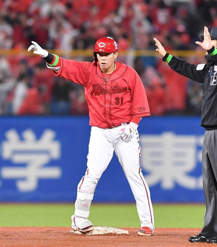 ６回、３点二塁打を放つ坂倉（撮影・開出牧）　