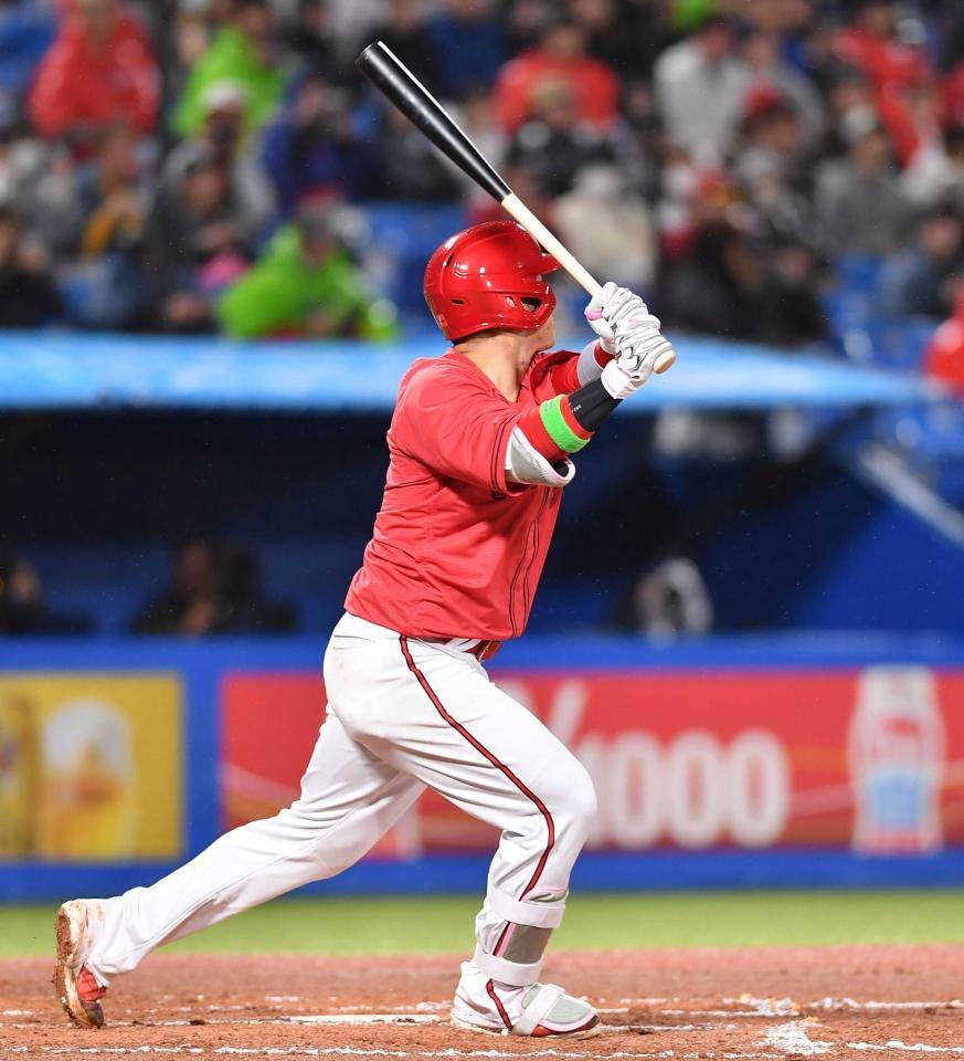 ６回、３点二塁打を放つ坂倉（撮影・開出牧）　