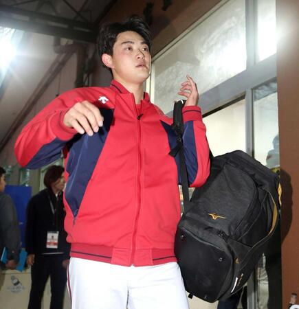 スライド先発する岡本