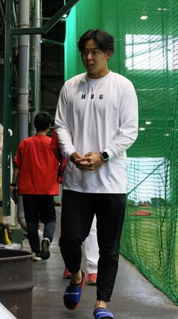 負傷した右肩のリハビリのため、大野練習場を訪れる平川（撮影・市尻達拡）