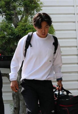 負傷した右肩のリハビリのため、大野練習場を訪れる平川（撮影・市尻達拡）