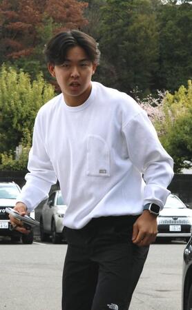 負傷した右肩のリハビリのため、大野練習場を訪れる平川（撮影・市尻達拡）