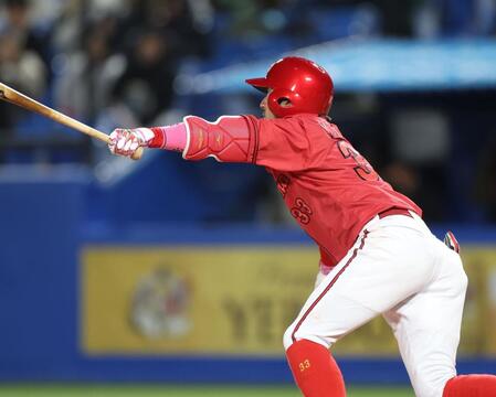 ８回、安打を放つ菊池（撮影・石井剣太郎）