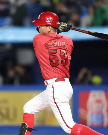 ６回、先制適時打を放つ大盛（撮影・石井剣太郎）