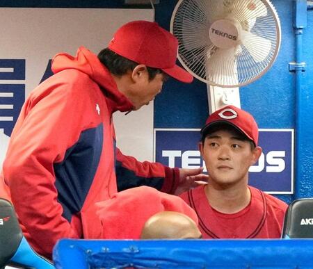 プロ初先発で７回無失点と好投し、ベンチで新井監督（左）から声をかけられる広島・岡本＝神宮