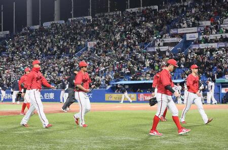 試合に敗れ、落胆する広島ナイン（撮影・石井剣太郎）