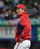 選手の交代を告げる新井監督（撮影・石井剣太郎）