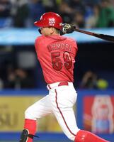 ６回、先制適時打を放つ大盛（撮影・石井剣太郎）