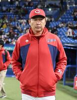 グラウンド後にする新井監督（撮影・石井剣太郎）