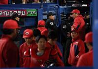 試合を終え、審判と話す新井監督（撮影・石井剣太郎）