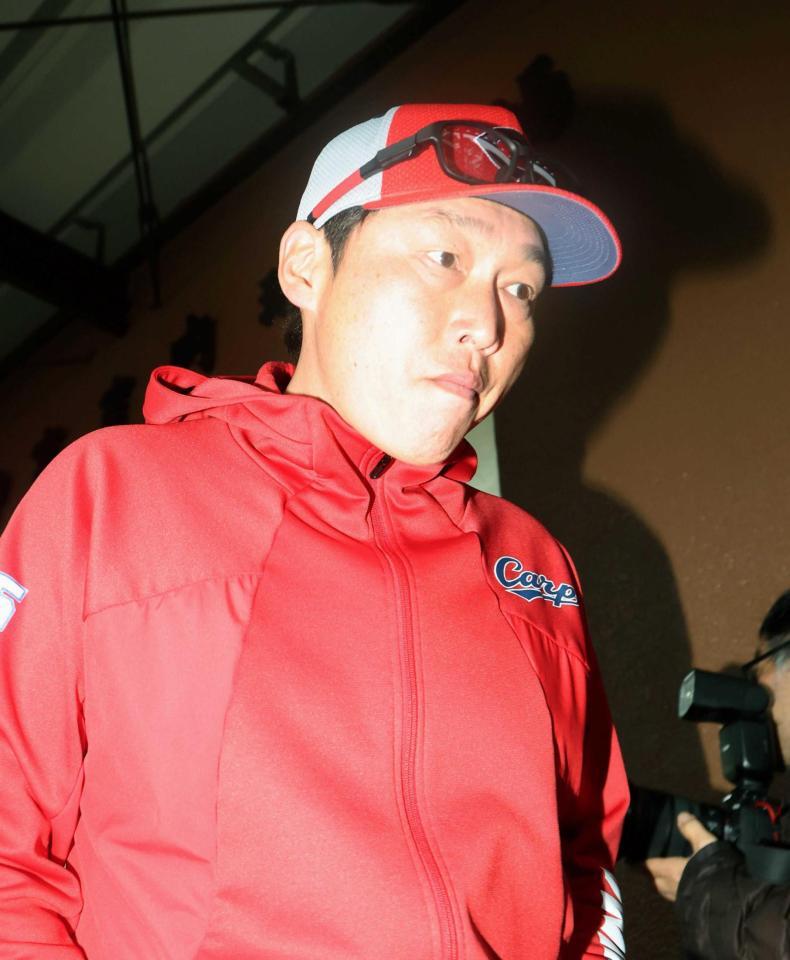 険しい表情で引き揚げる新井監督（撮影・石井剣太郎）