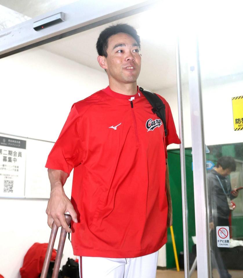 練習を終え、引き揚げる秋山（撮影・石井剣太郎）