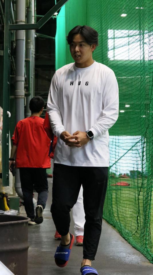 負傷した右肩のリハビリのため、大野練習場を訪れる平川（撮影・市尻達拡）