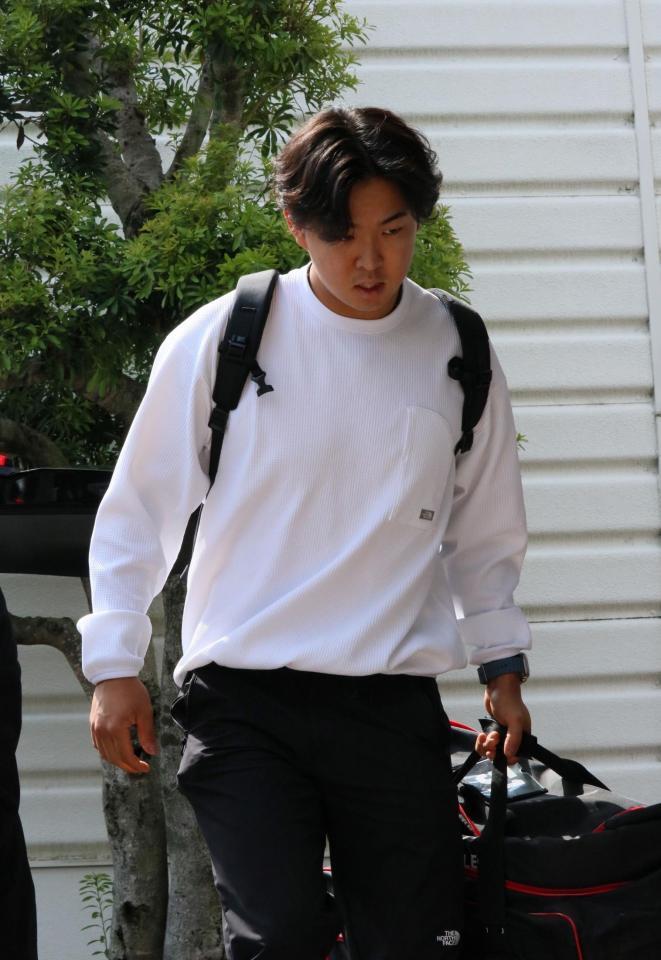 負傷した右肩のリハビリのため、大野練習場を訪れる平川（撮影・市尻達拡）