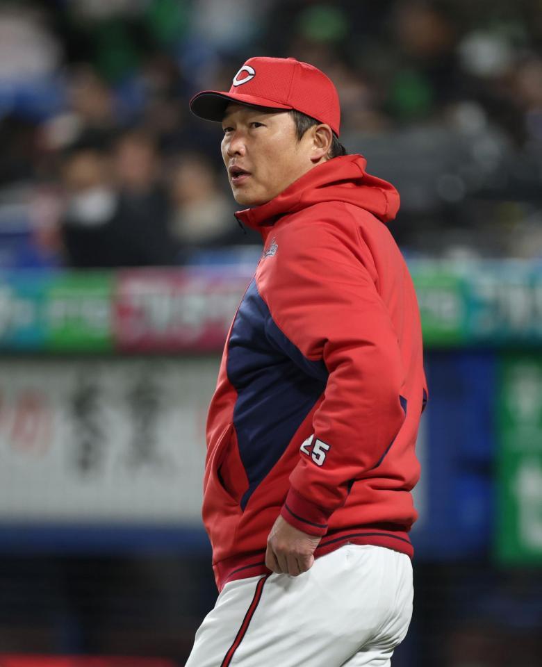 選手の交代を告げる新井監督（撮影・石井剣太郎）