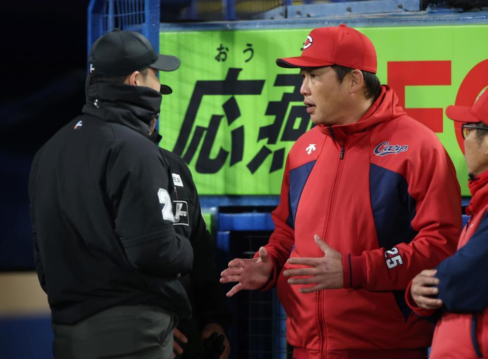 試合後、審判と話す新井監督（右）＝撮影・石井剣太郎