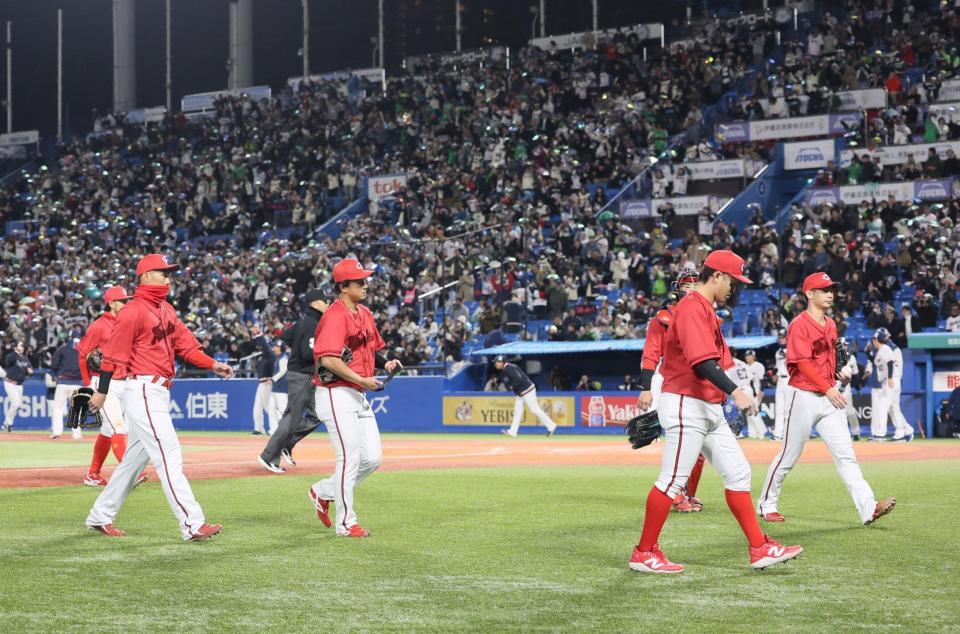 試合に敗れ、落胆する広島ナイン（撮影・石井剣太郎）