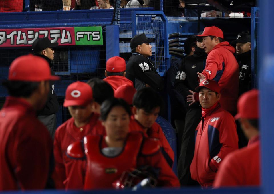 試合を終え、審判と話す新井監督（撮影・石井剣太郎）