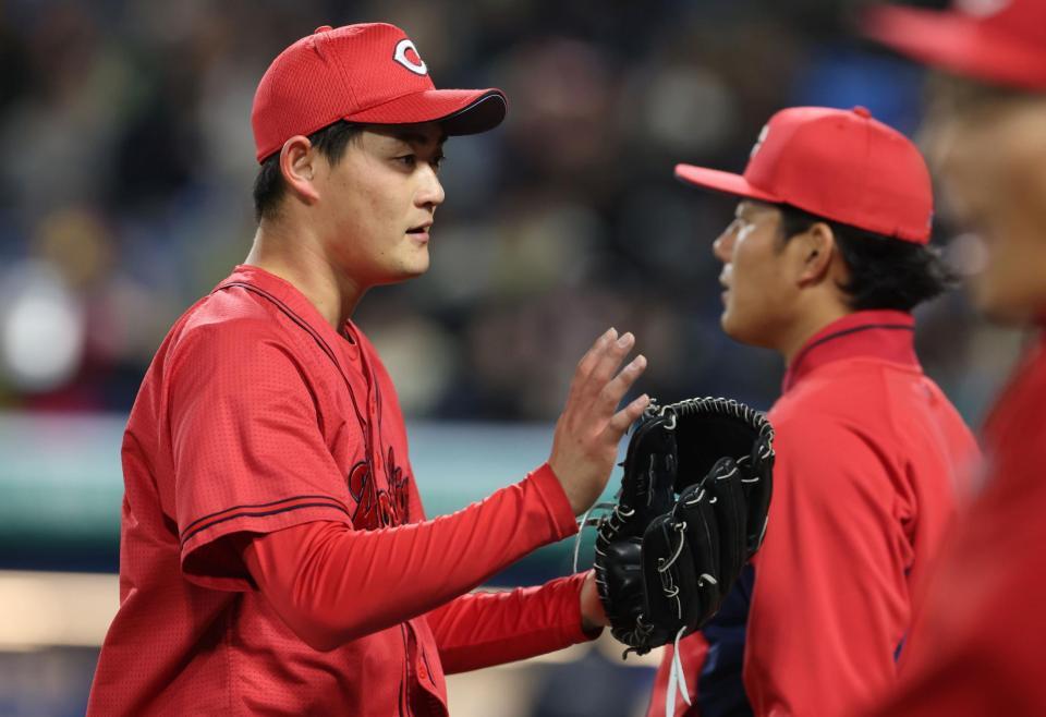 ４回を投げ終え、ベンチに戻る岡本（撮影・石井剣太郎）