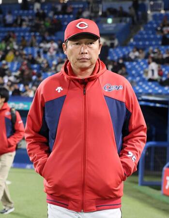 グラウンドを後にする新井監督　