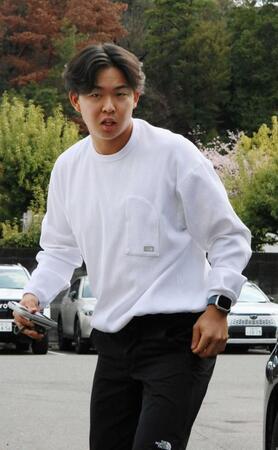 負傷した右肩のリハビリのため大野練習場を訪れる平川