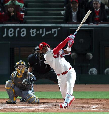 ８回、左越えにソロを放つモンテロ（捕手・坂本）＝撮影・山口登