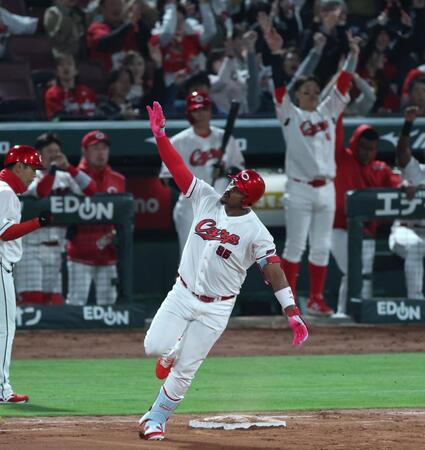 ８回、左越えにソロを放つモンテロ（撮影・山口登）