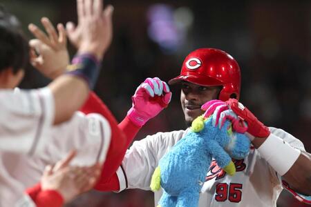 ８回、ソロを放ち、笑顔を見せるモンテロ（撮影・北村雅宏）