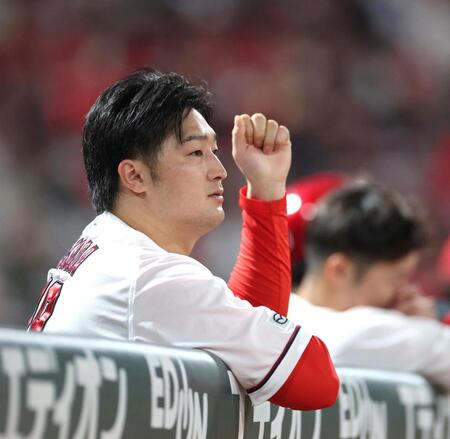 ６回、代打を告げられベンチで戦況を見る床田（撮影・北村雅宏）