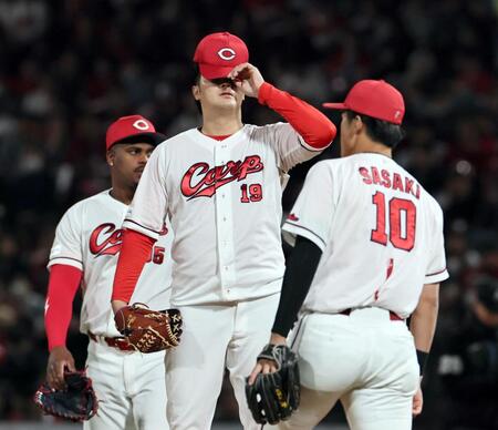 ６回、ピンチを迎えた床田はマウンドでひと息入れる（撮影・田中太一）