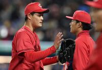 ４回を投げ終え、ベンチに戻る岡本