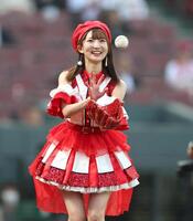 キャッチボールを行う藤本冬香（撮影・北村雅宏）