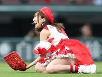 始球式を務め、倒れ込む藤本冬香（撮影・北村雅宏）
