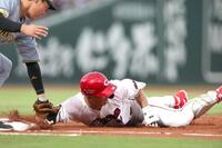 １回、右前打で出塁したものの、右翼手・森下からの送球でタッチアウトになる中村奨（撮影・北村雅宏）