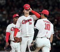 ６回、ピンチを迎えた床田はマウンドでひと息入れる（撮影・田中太一）