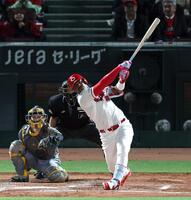 ８回、左越えにソロを放つモンテロ（捕手・坂本）＝撮影・山口登